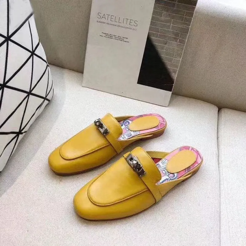 2022 Zapatillas de playa de verano Diseñador clásico Lady Lazy Flat Baotou Flip Flops 100% Cuero Diapositivas Carta de gamuza Za