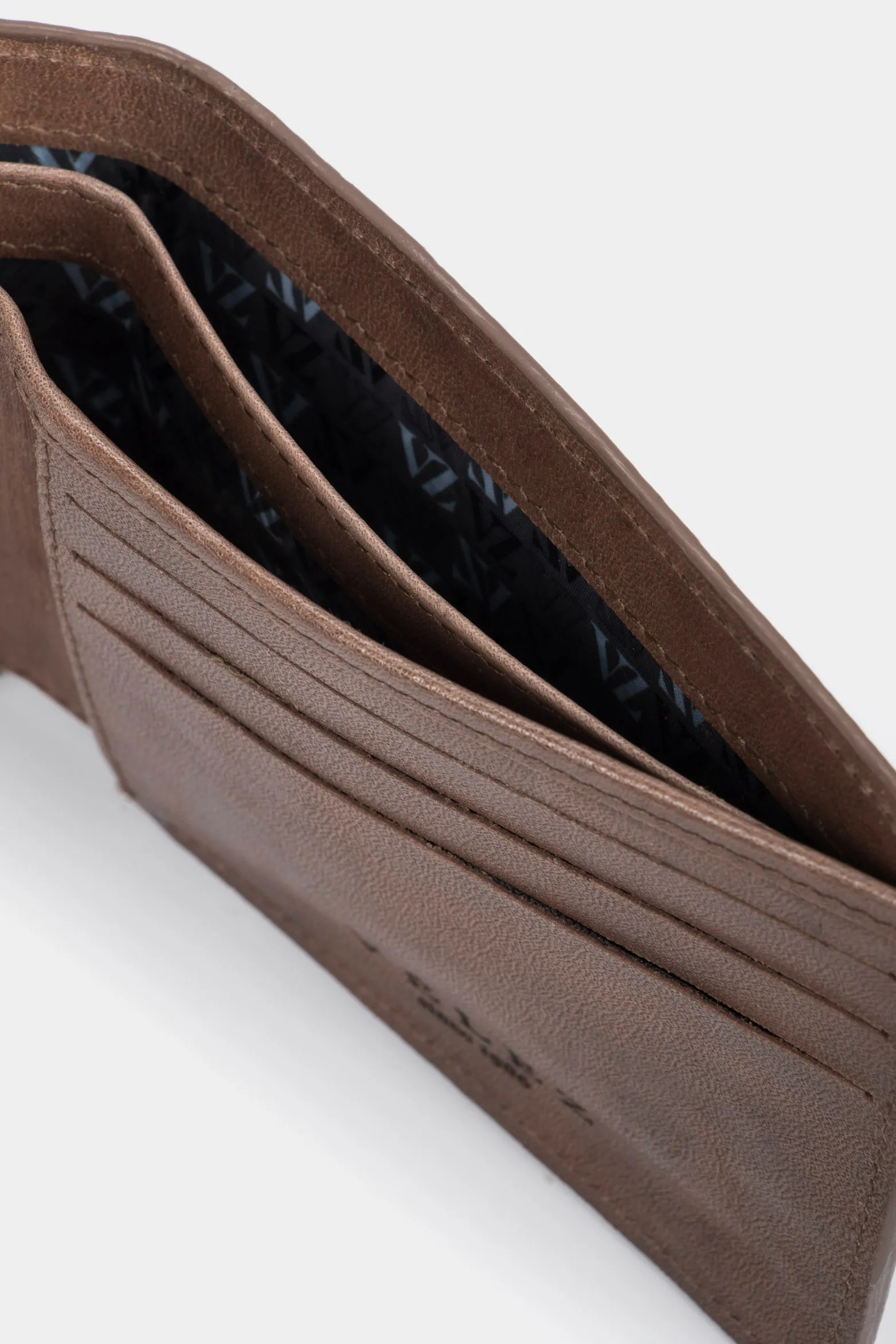 Billetera titus de cuero para hombre grabado cruces Cafe