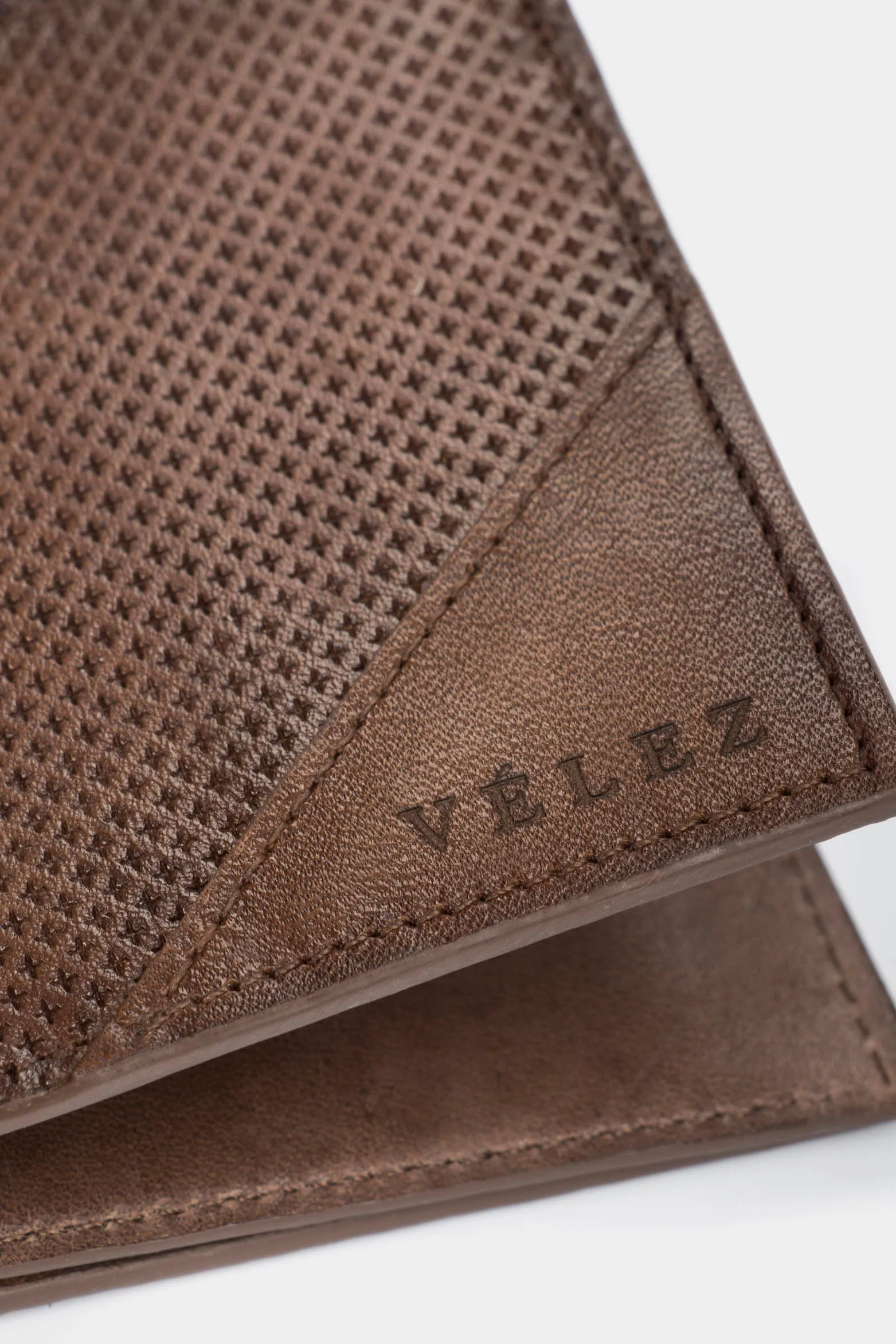 Billetera titus de cuero para hombre grabado cruces Cafe
