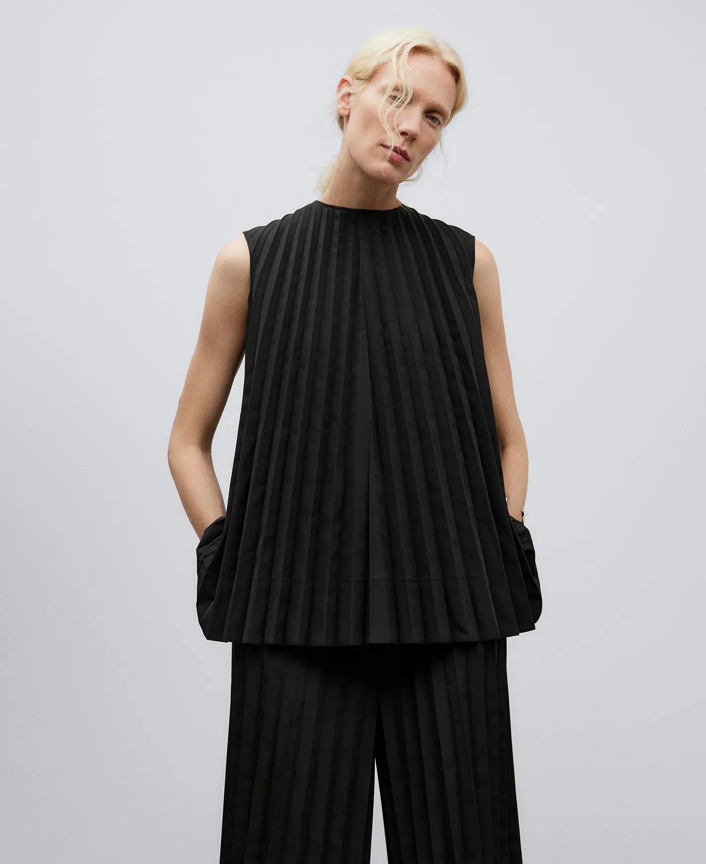 Black crinkle top woman