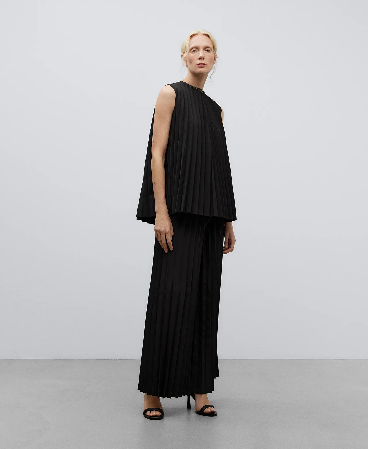 Black crinkle top woman