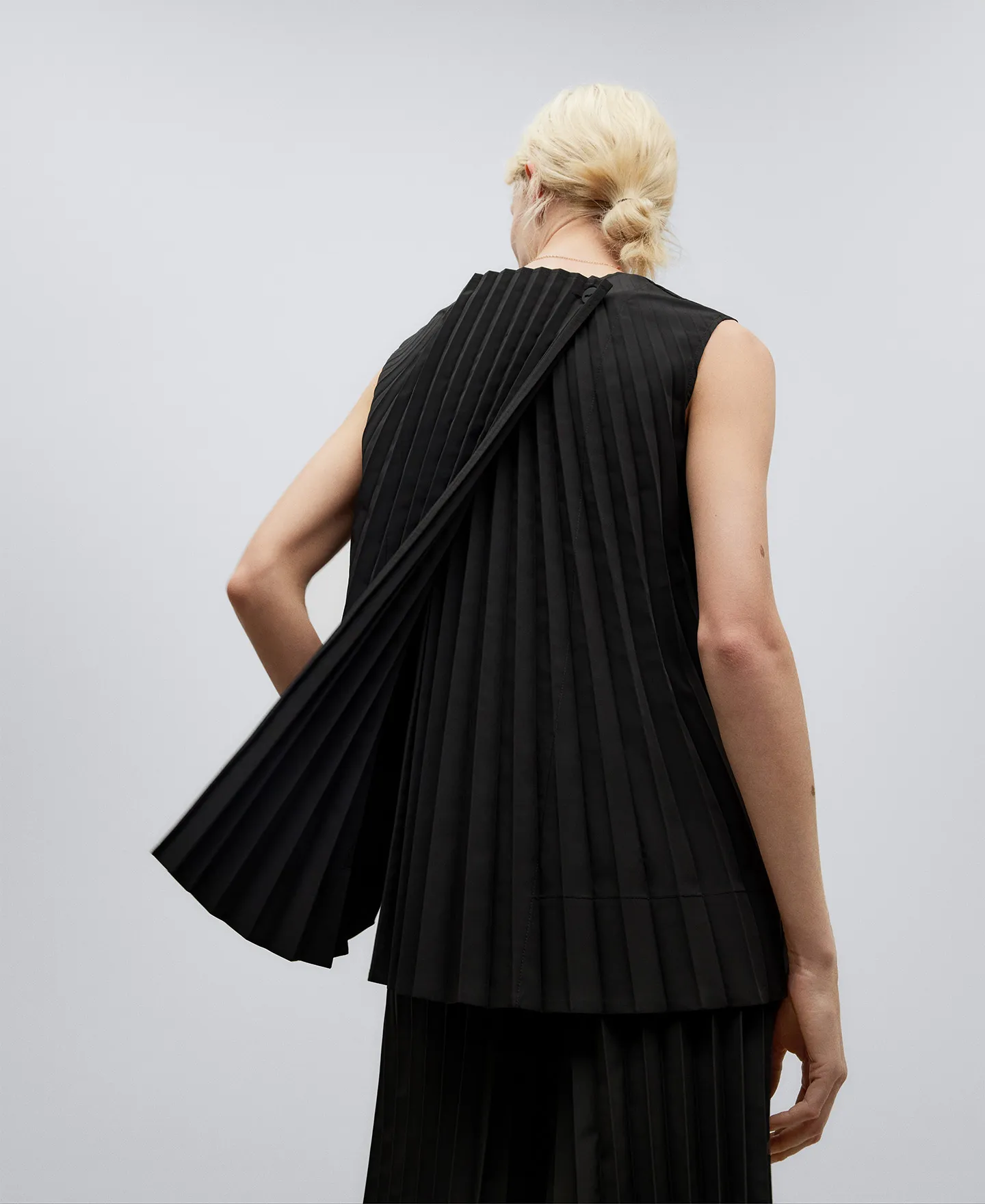 Black crinkle top woman