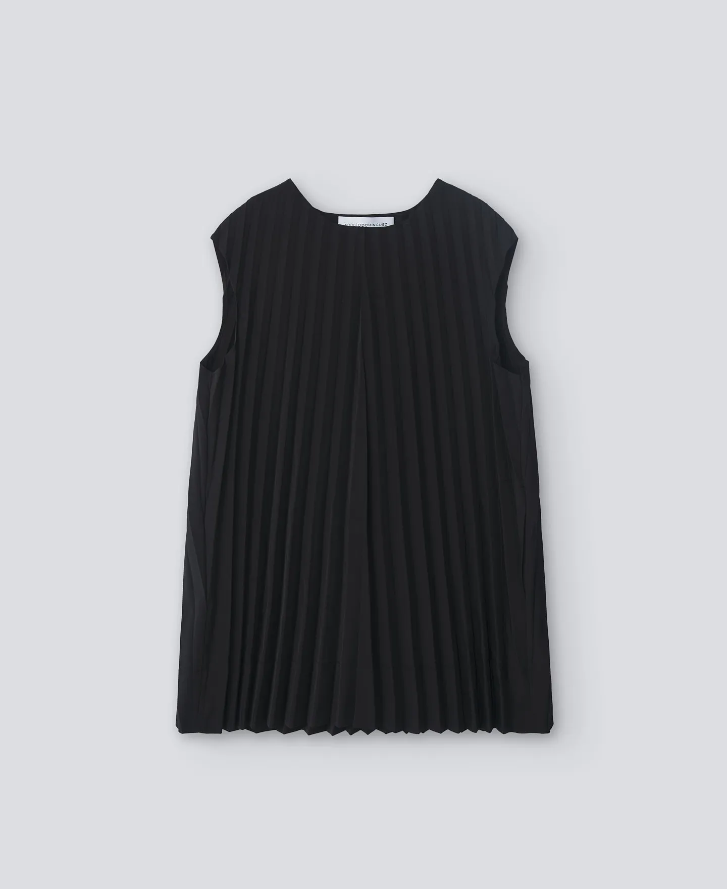 Black crinkle top woman