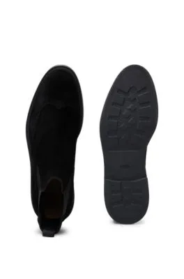 Botines Chelsea de ante con detalles calados