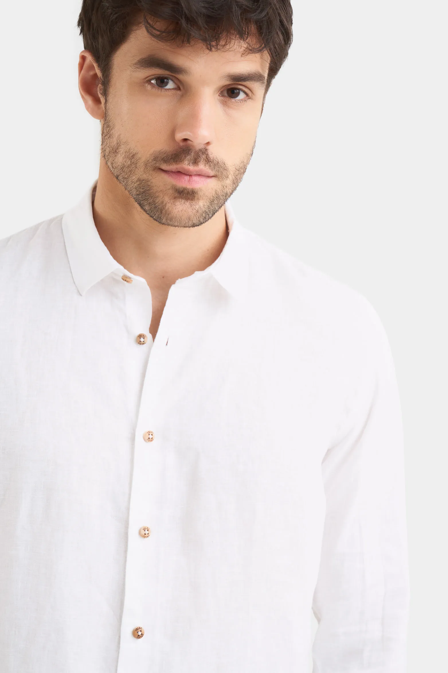 Camisa manga larga en lino para hombre silueta semi ajustada