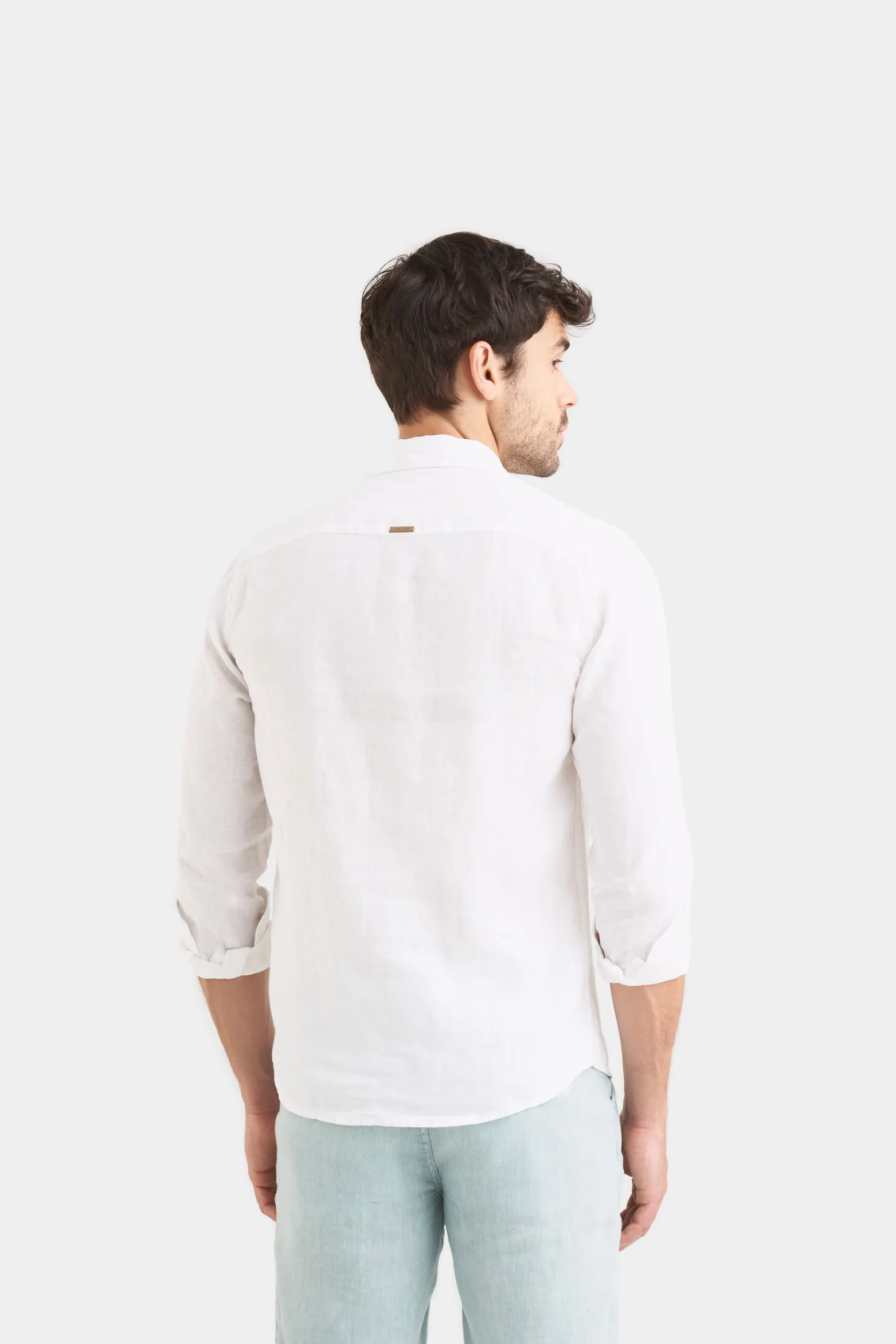 Camisa manga larga en lino para hombre silueta semi ajustada