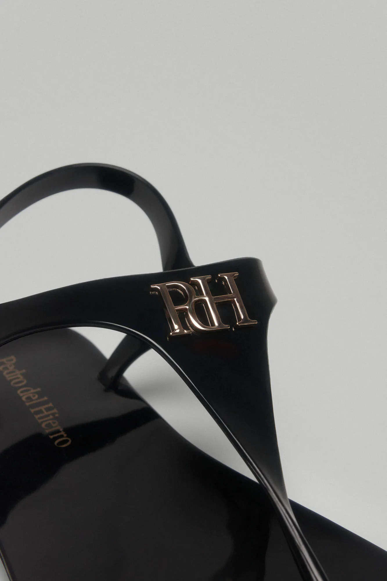 FLIPFLOPS WITH BUCKLE LOGO