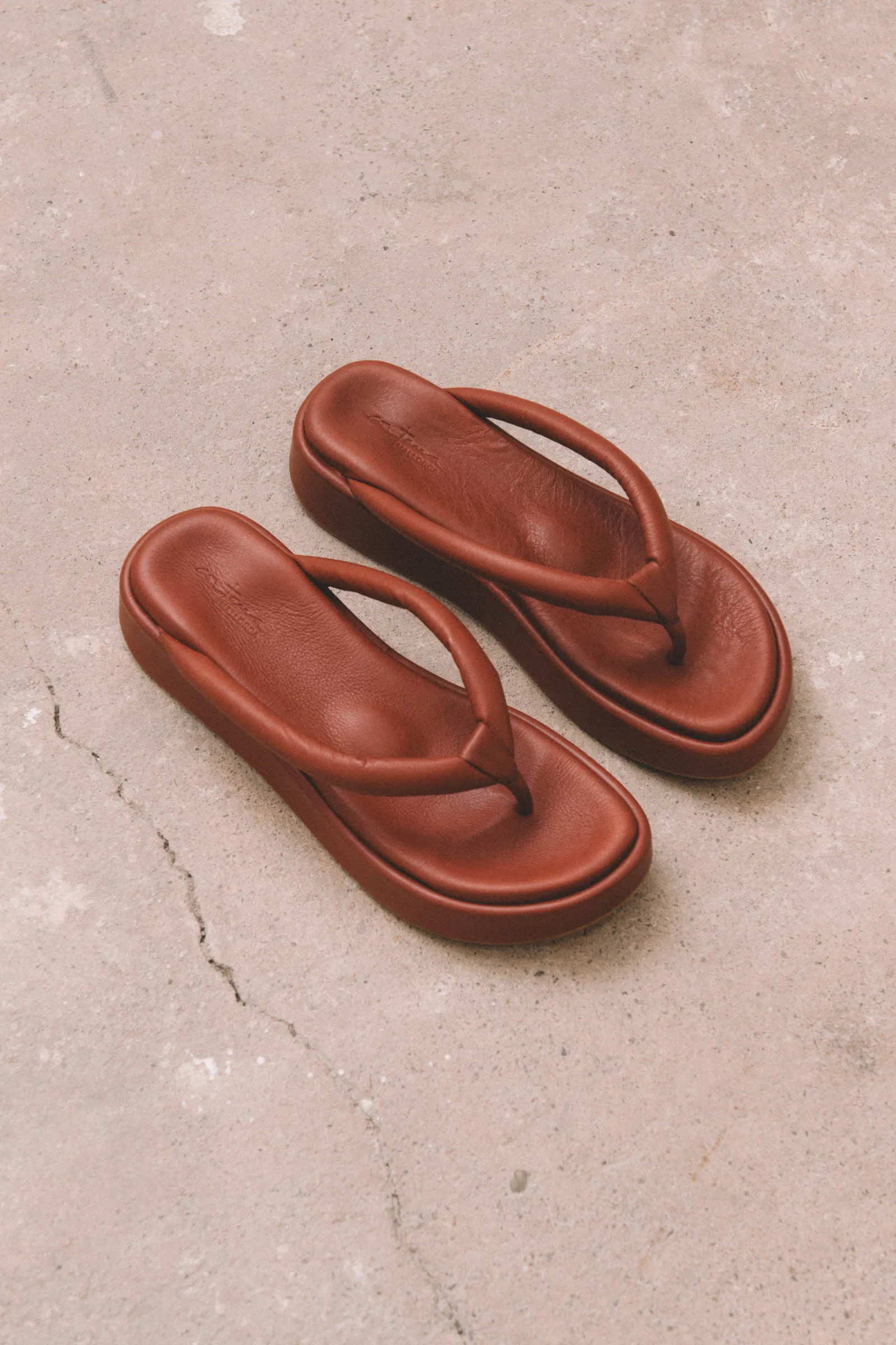 Geisha, clay leather platform flip flops