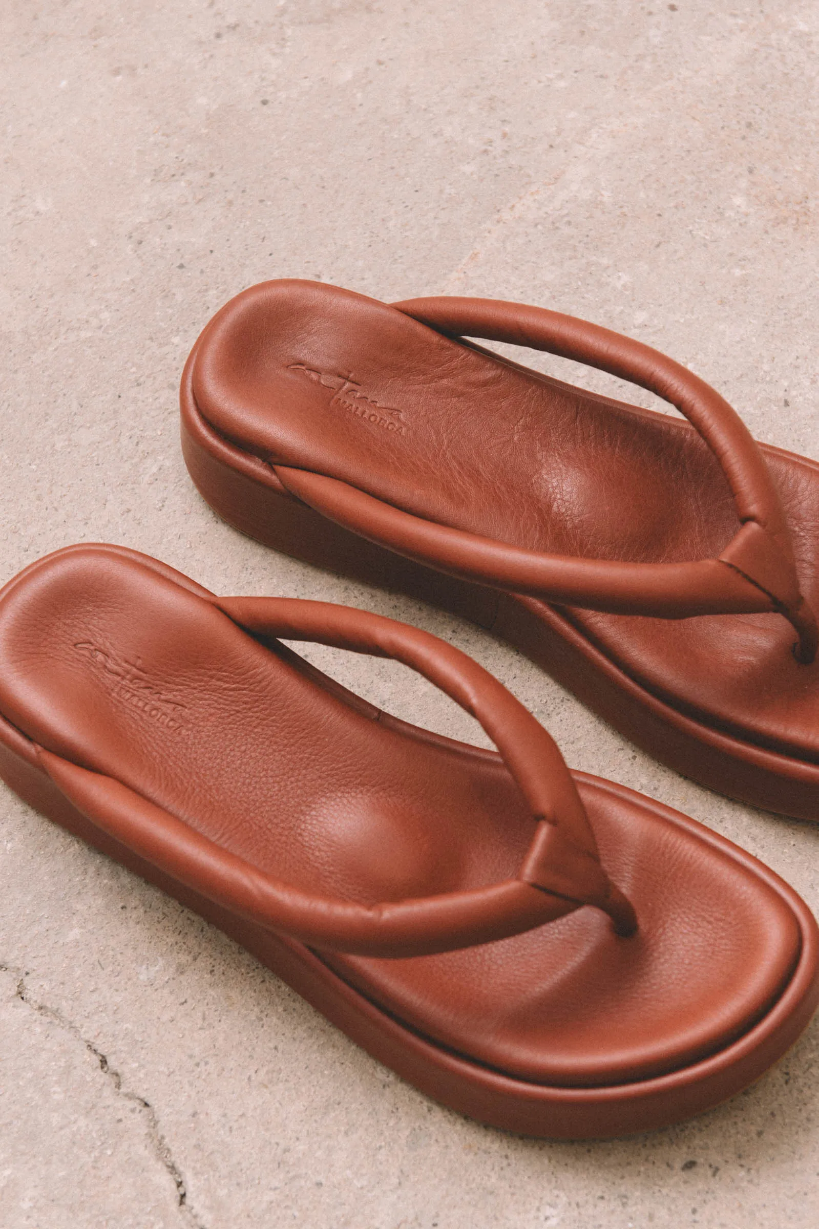 Geisha, clay leather platform flip flops