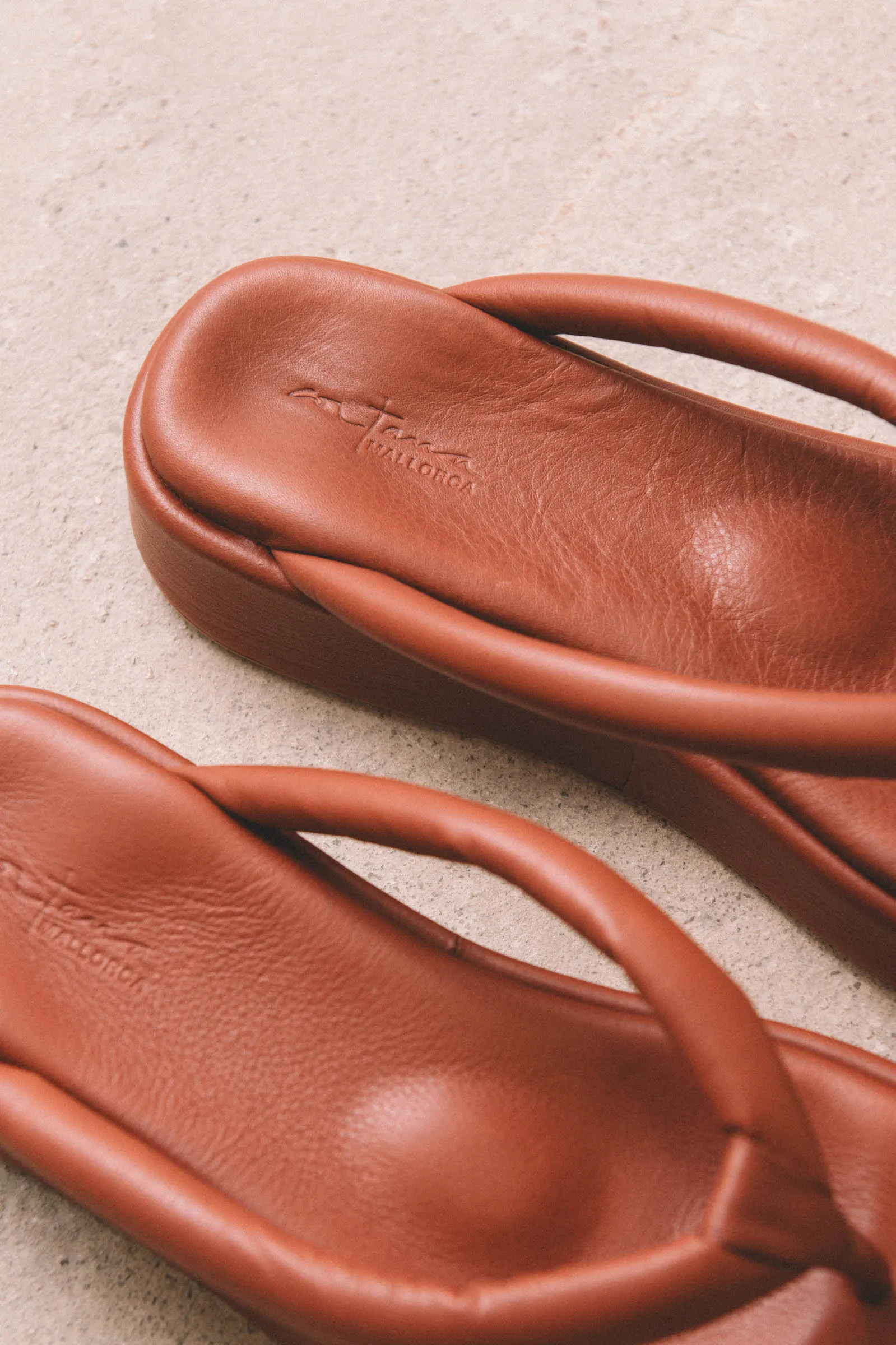 Geisha, clay leather platform flip flops