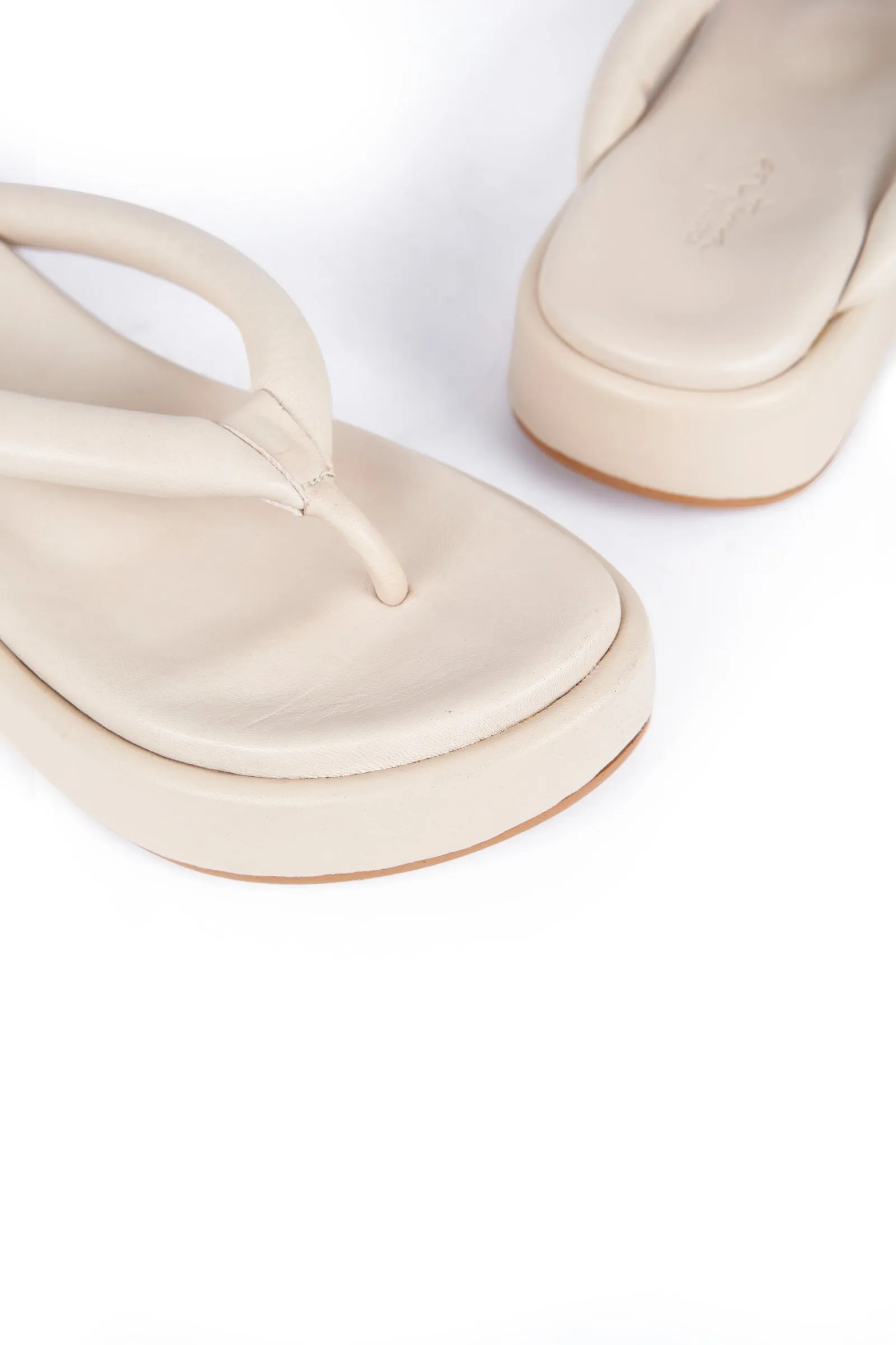 Geisha, ecru platform flip flops