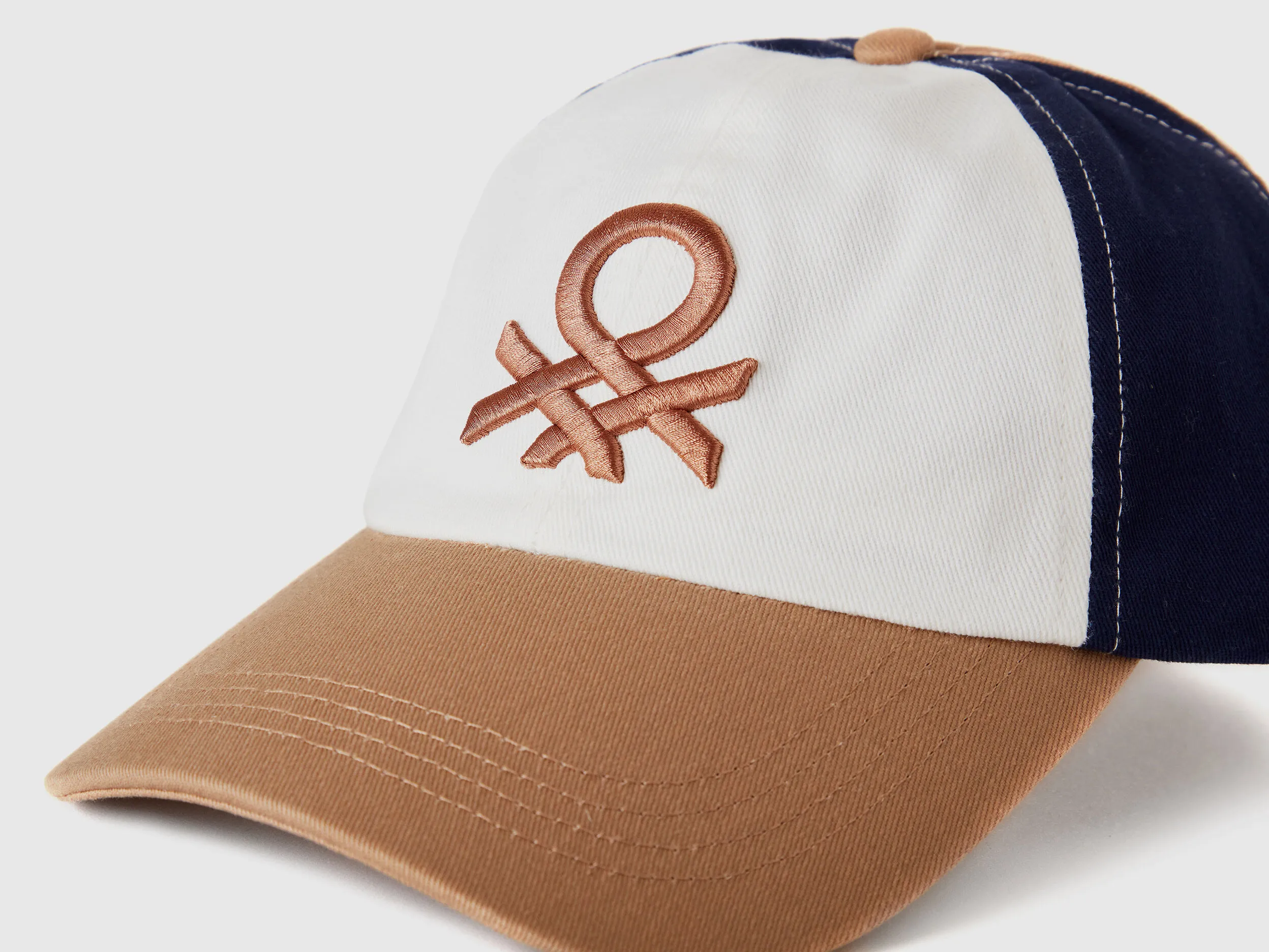 Gorra de béisbol con logotipo