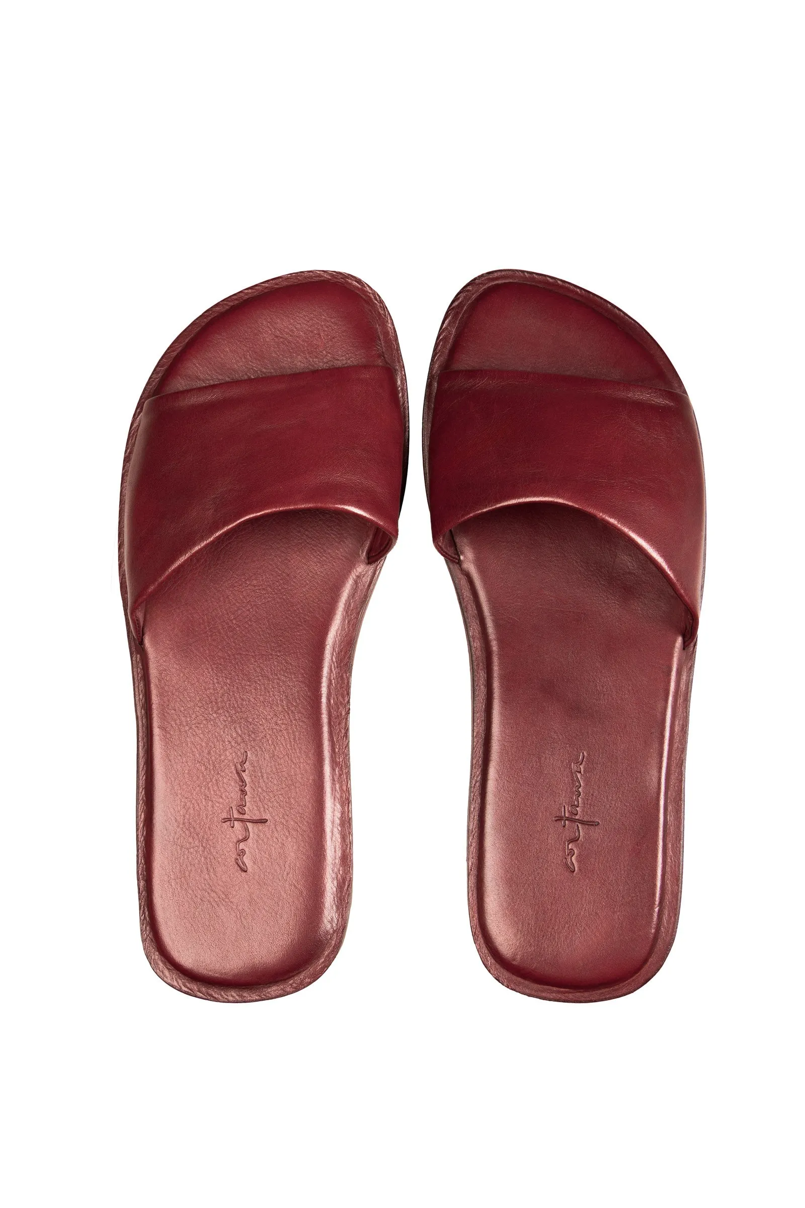 Heidi, flip flops in dark red