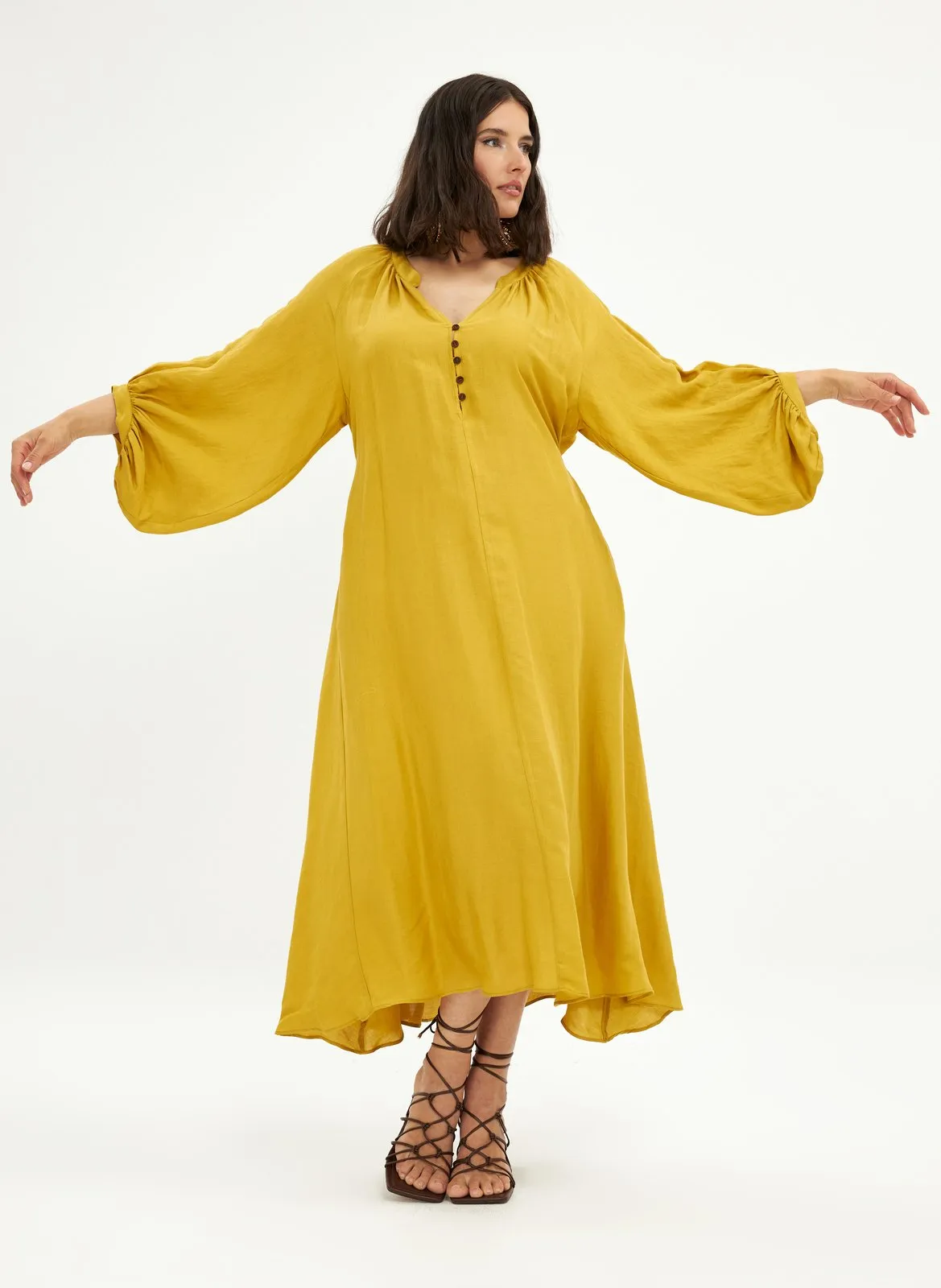 MAT FASHION Vestido largo con cuello mao en amarillo