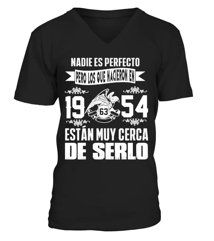 Nadie es perfecto pero los que nacieron  en 1954 están muy cerca de serlo Camiseta cuello en V Unisex