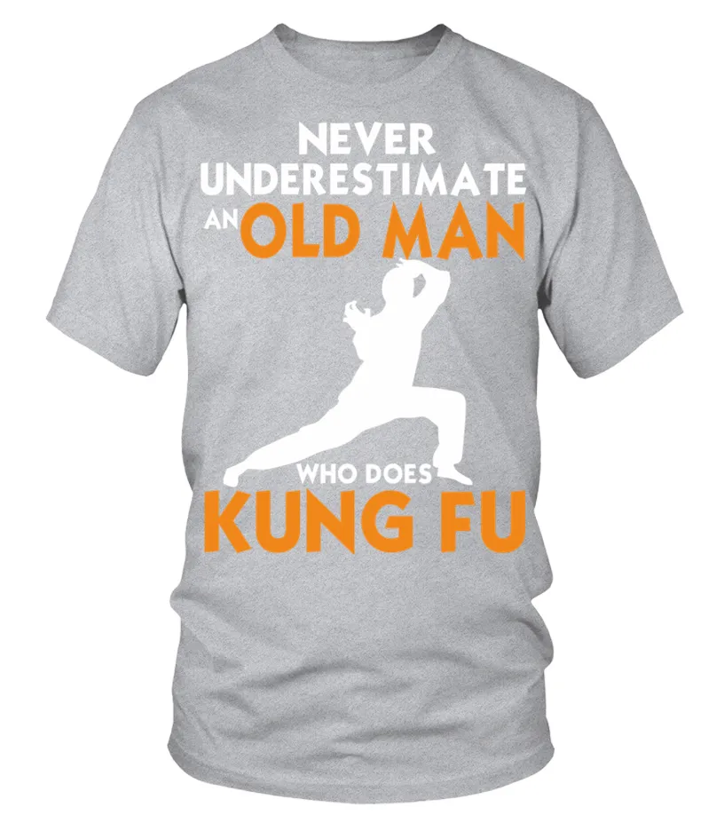 Never Underestimate An Old Man Who Does Kung Fu Funny Martial Arts Camiseta cuello redondo Unisex