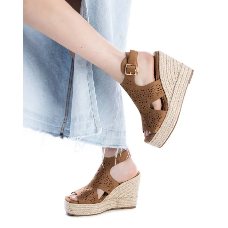 Sandalia de mujer XTI 142437 Camel