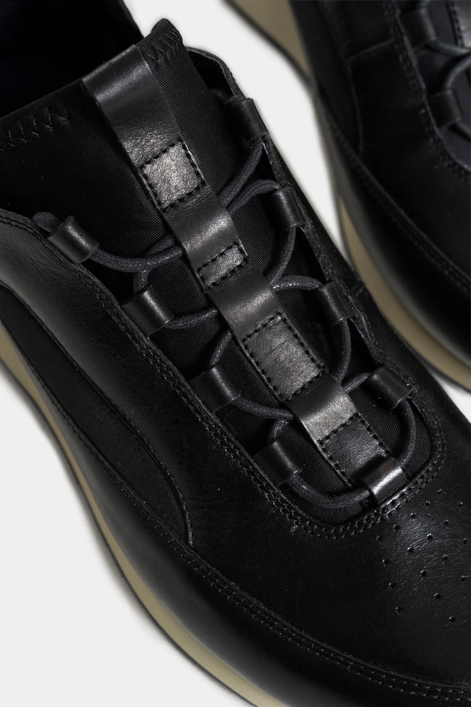 Tenis neo 2 de cuero para hombre con perforaciones láser