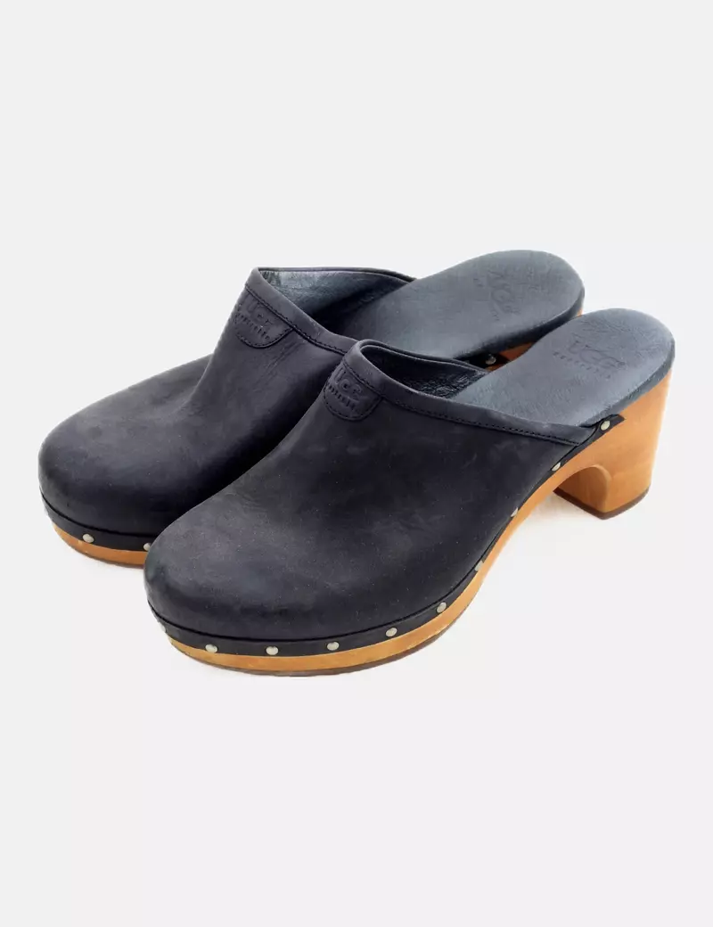 UGG Zueco negro detalle tachas