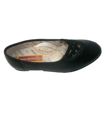 Zapato mujer calado con gomas cruzadas Doctor Cutillas en negro