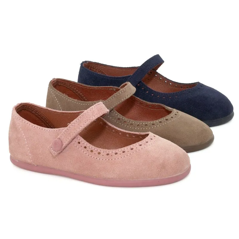 Zapatos de niña troquelados