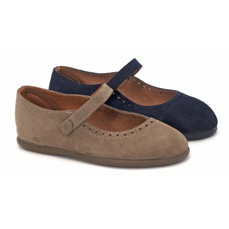 Zapatos de niña troquelados